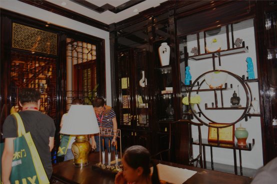 ��s���Ҿ�չ ��ľ˹��֮ҹ���|ݸ���ƼҾӅf(xi��)��(hu��)���Ñc��A�M�e��