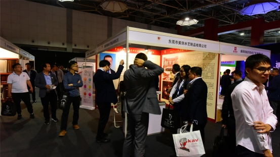 ��s���Ҿ�չ ��ľ˹��֮ҹ���|ݸ���ƼҾӅf(xi��)��(hu��)���Ñc��A�M�e��